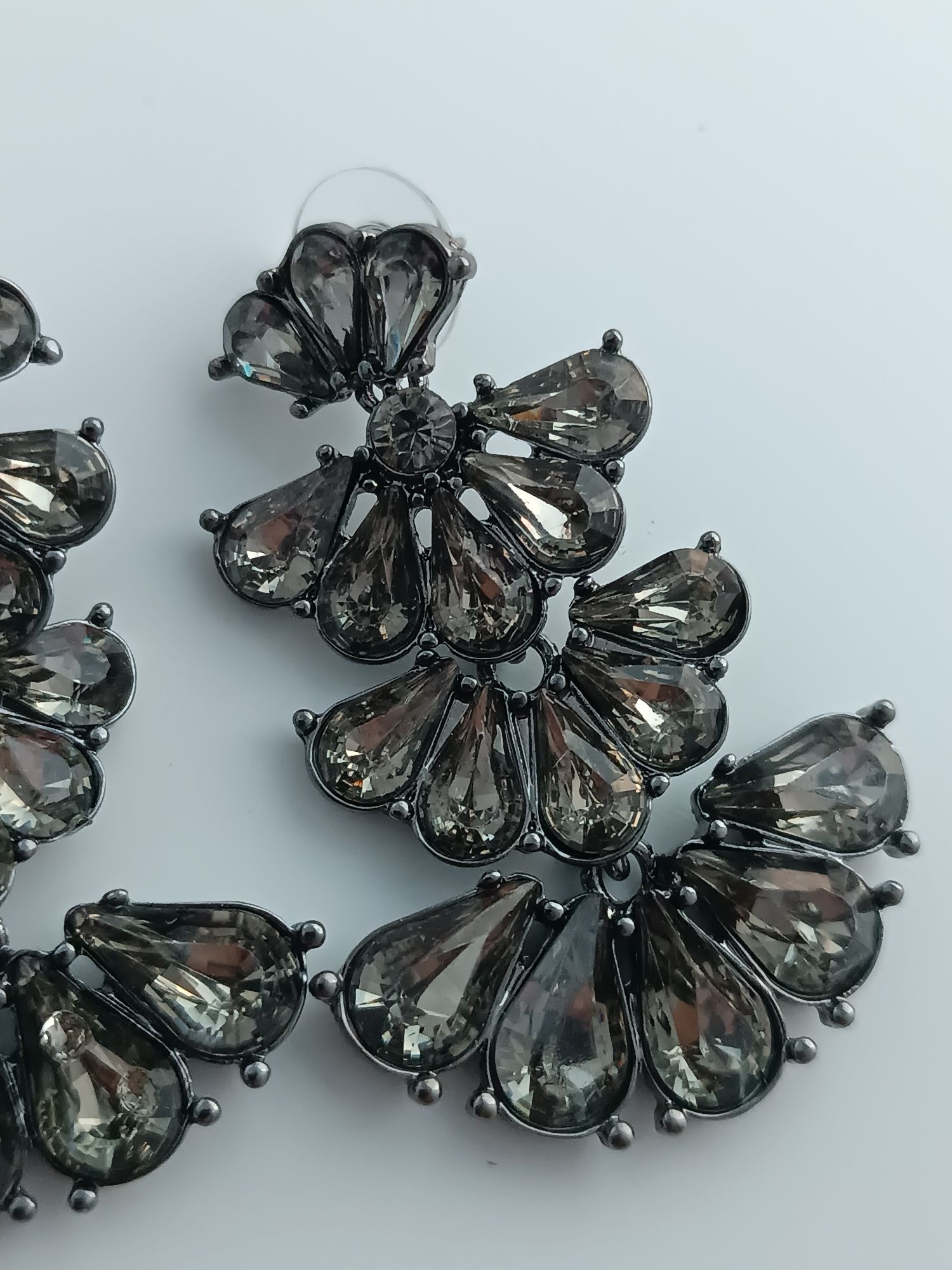 Czarne ciemnoszare długie kolczyki z błyszczącymi kamieniami kwiaty