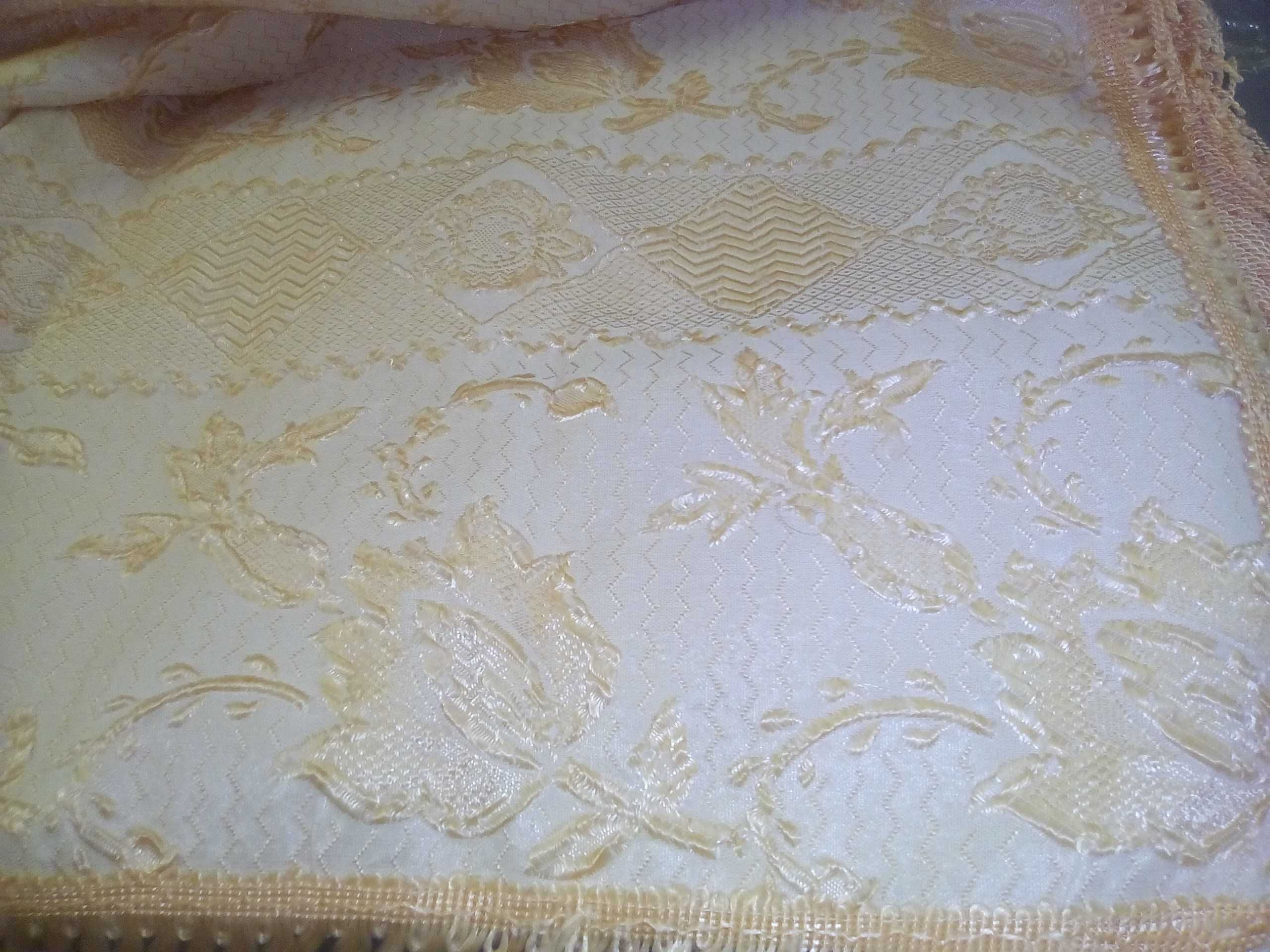 colcha de casal em algodão branco bordada a seda cor salmão anos 60