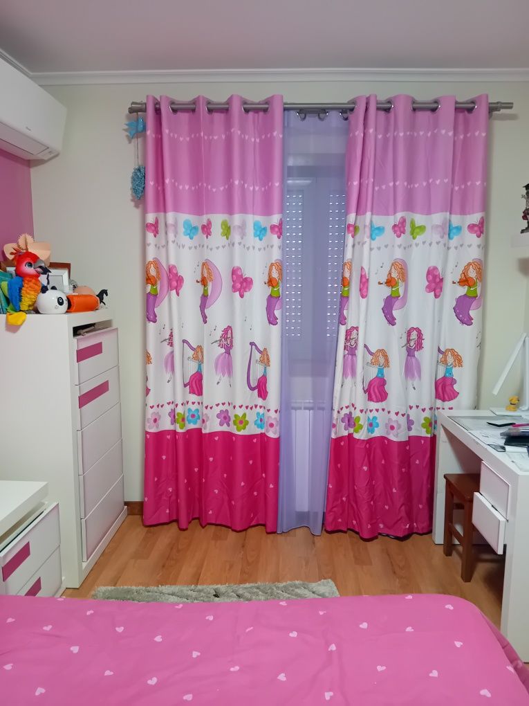 Vendo edredão almofadas, cortinas quarto e candieiro de teto.  menina