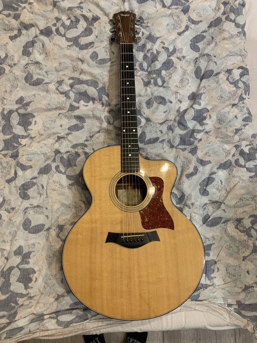 Gitara akustyczna Taylor wraz z oryginalnym casem