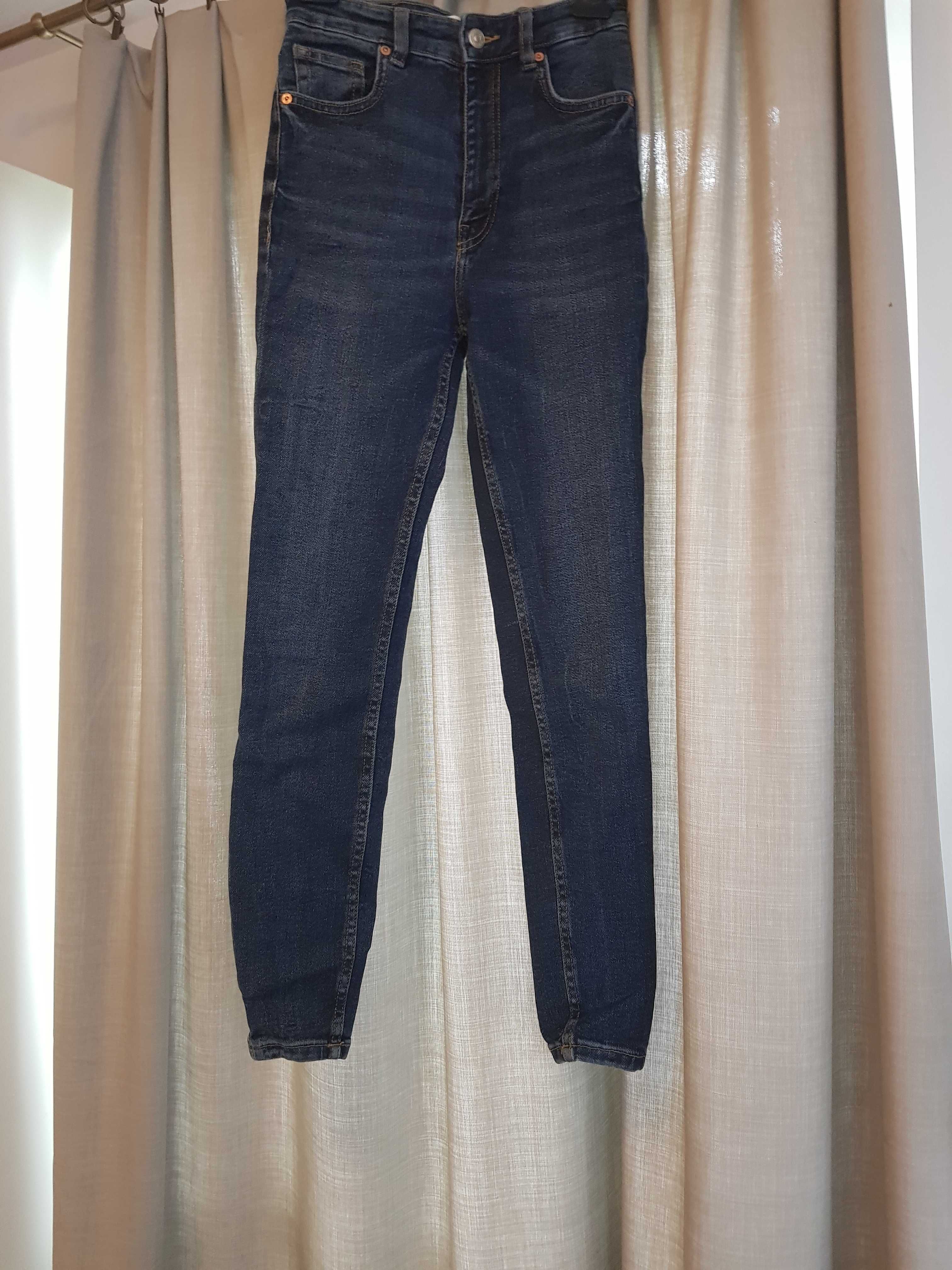 Zara. Spodnie jeansowe rurki z wysokim stanem w stylu vintage