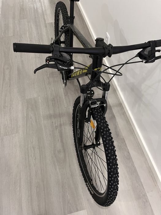 Bicicleta btt semi nova.