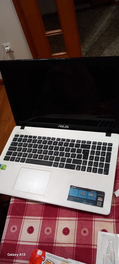 Portátil Asus X552M