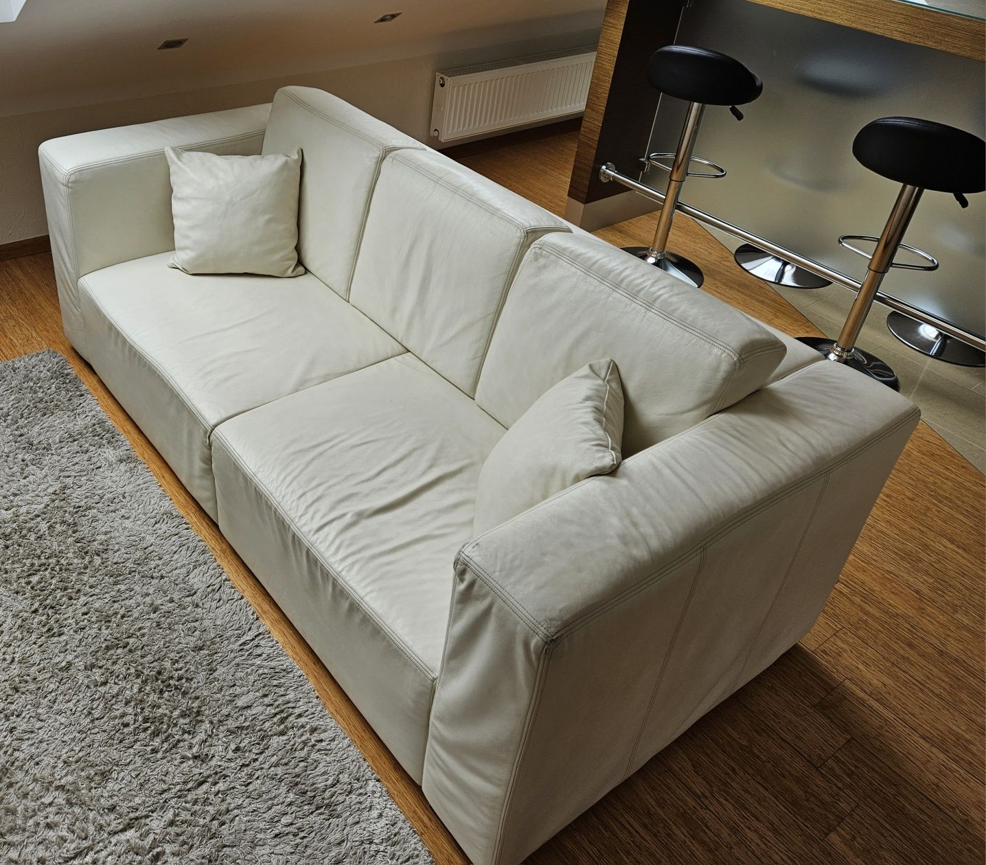 Sofa do salonu ze skóry naturalnej + 2 pufy