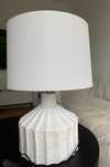 Lampa stołowa ryflowana biała Home&You