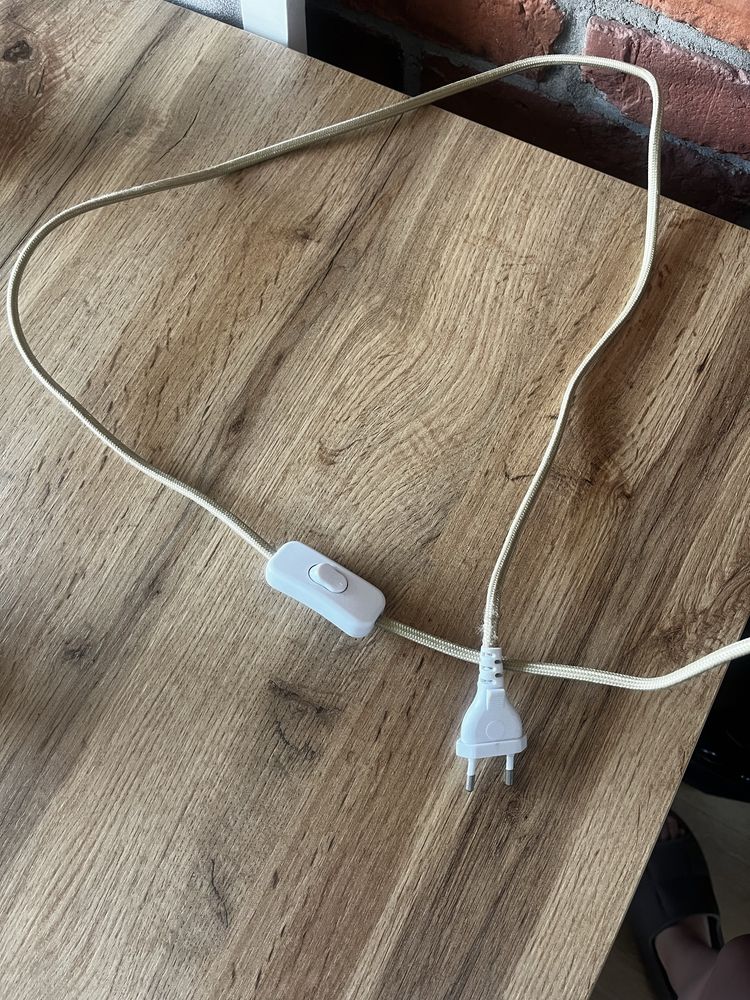 Lampa ZARA z metalowymi nogami i rattanowym abażurem