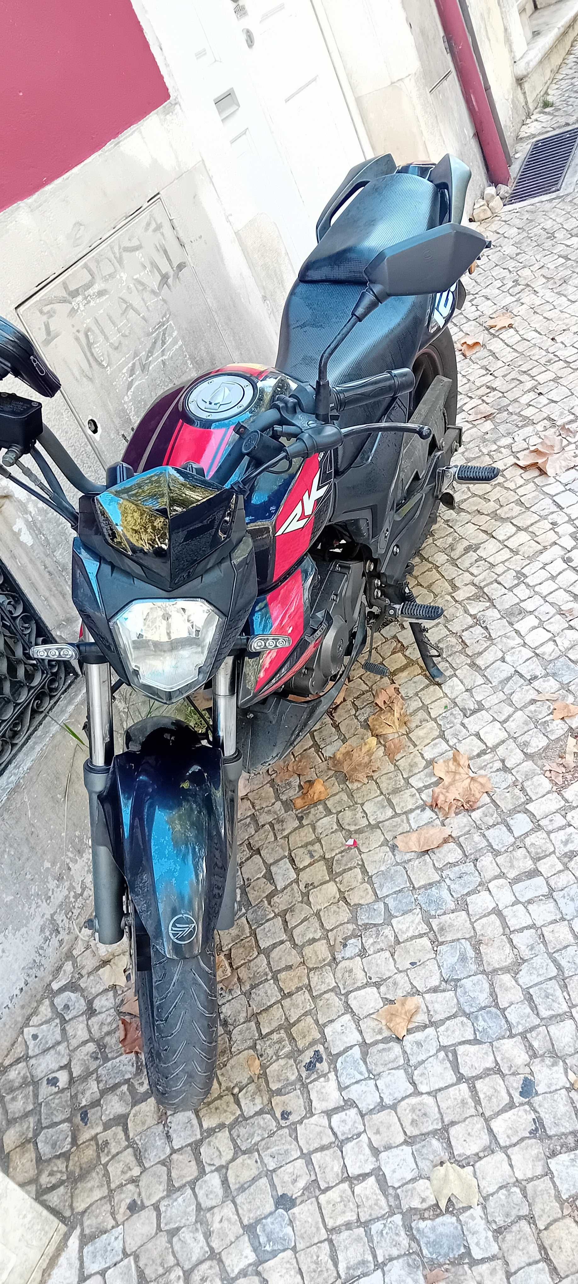 Vendo mota 2022 com baixa quilometragem e transferência grátis