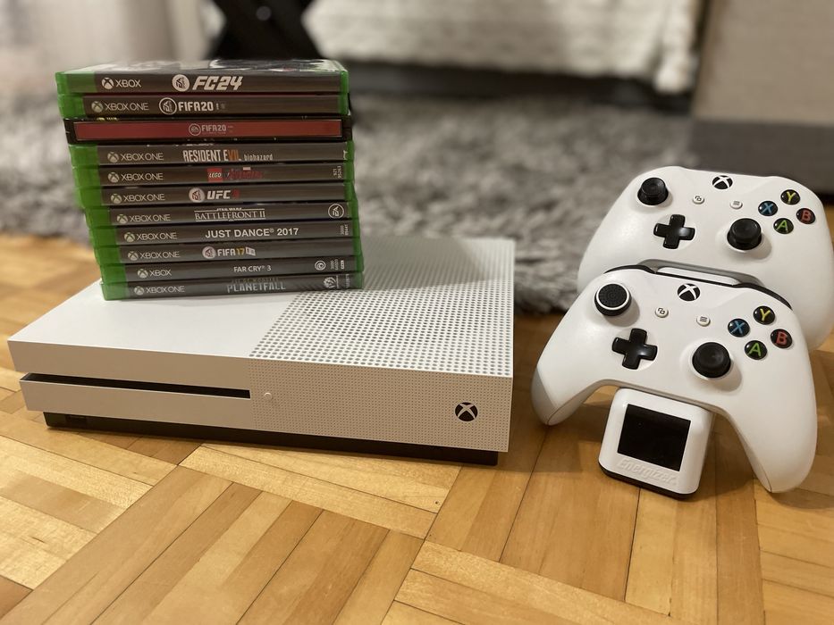 Xbox One S + 2 pady z ładowarką i akumulatorami + gry