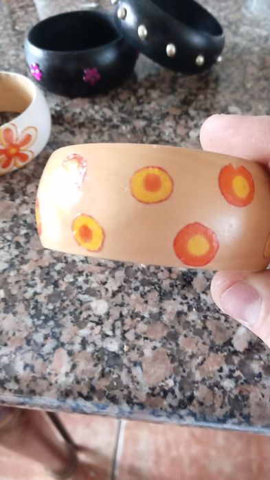 Pulseiras em madeira pintadas a mão
