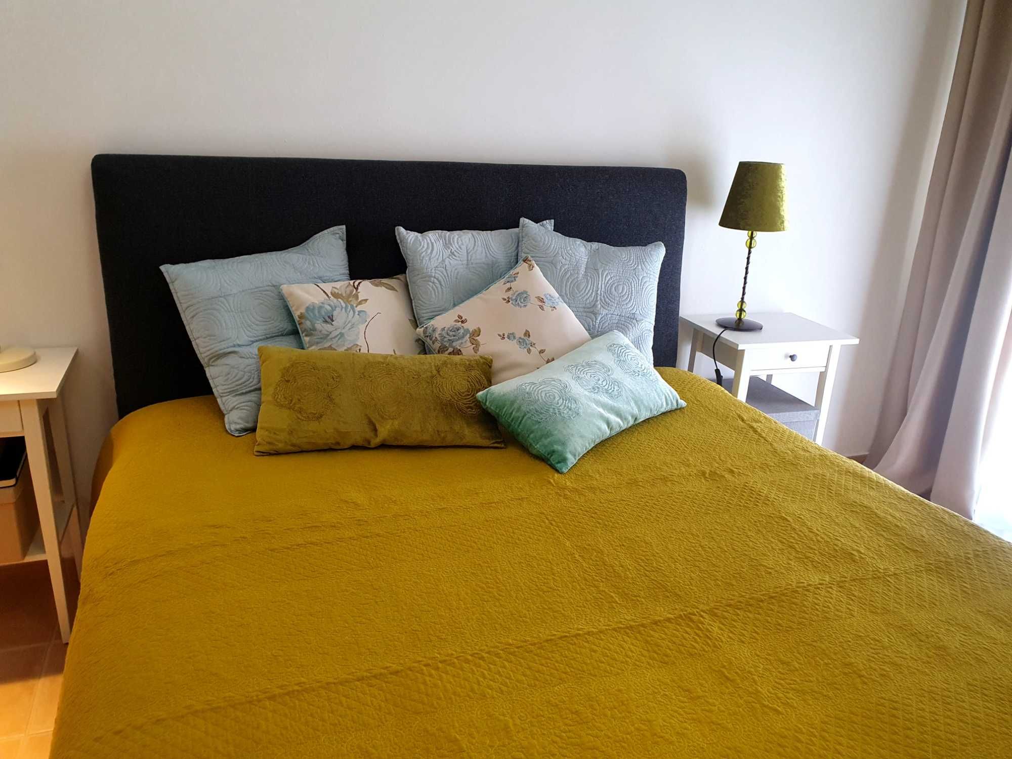 Conjunto de quarto - colcha, almofadas, candeeiro