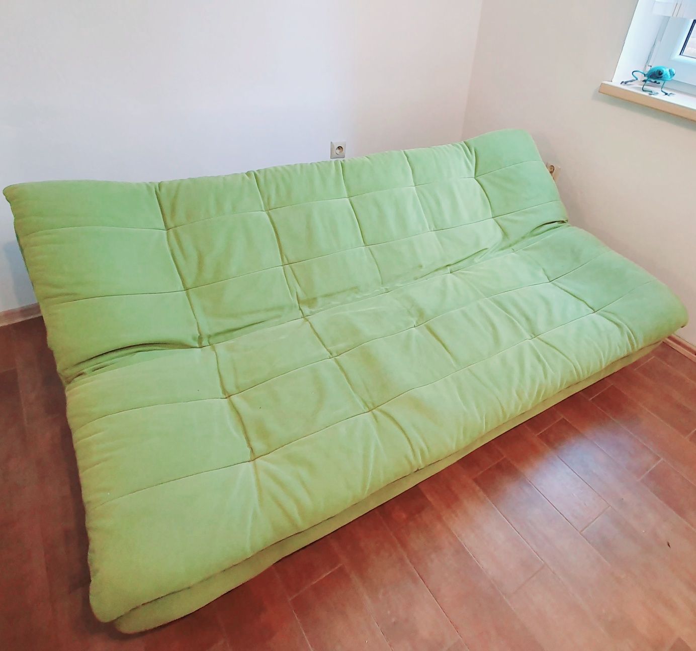 Zielona sofa z funkcją spania