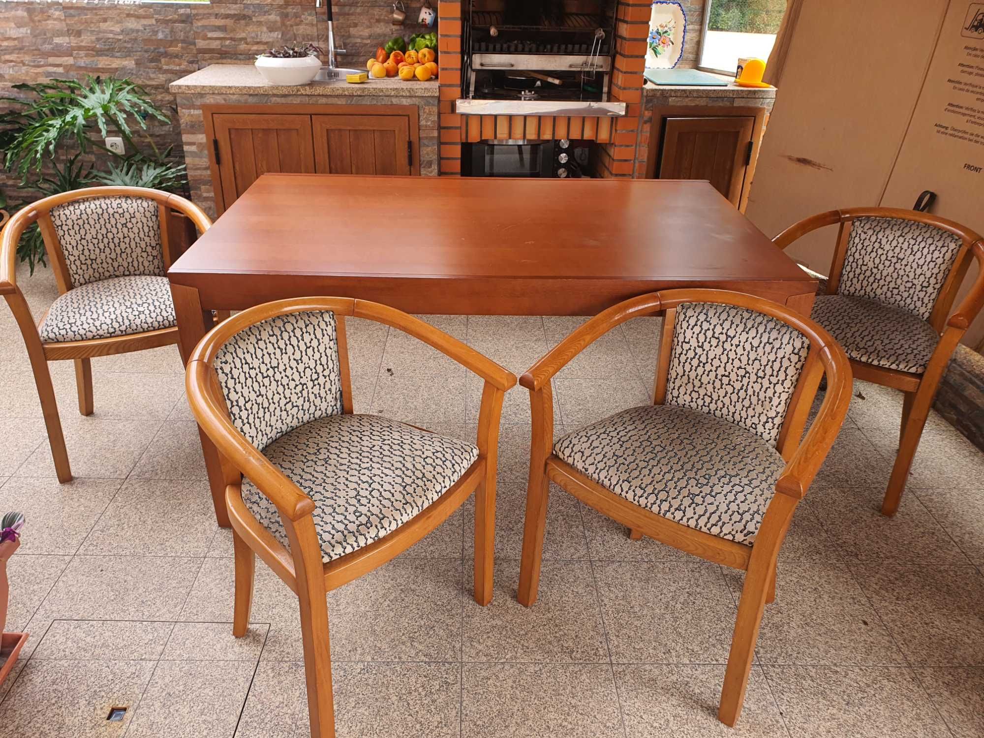 Mesa em madeira extensível e 4 cadeiras