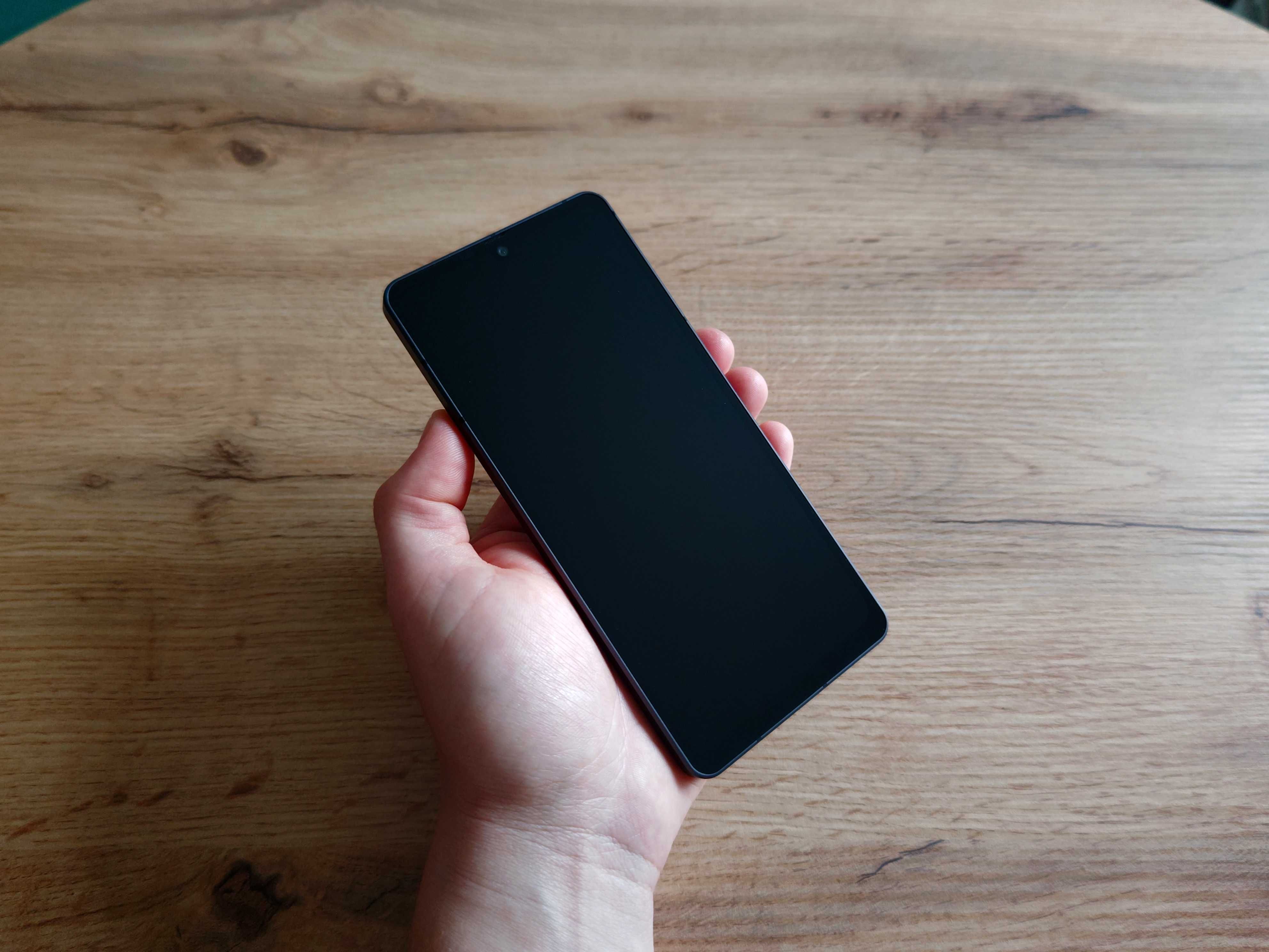 Компактний смартфон Sharp AQUOS A208SH(2sim,5050ma,IP68,6.4"240гц,ip68
