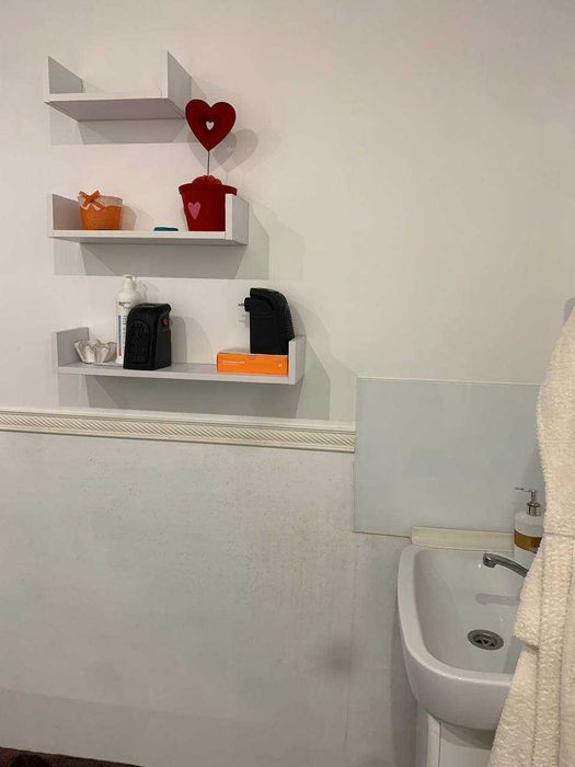 Є Світло в кабінеті 8 м2 кушетка вода в салоні краси Івасюка Оболонь