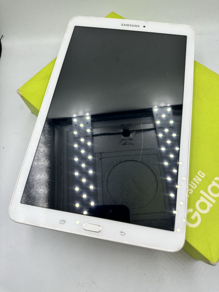 Tablet Samsung Galaxy Tab E 10cali, komplet, bdb stan