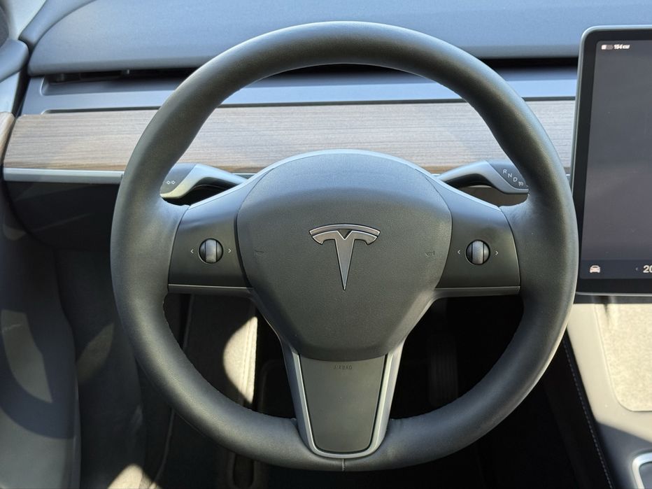 Продаю Tesla Y 2024