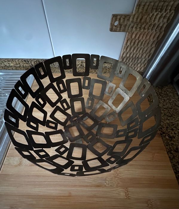 Centro de mesa em metal dourado