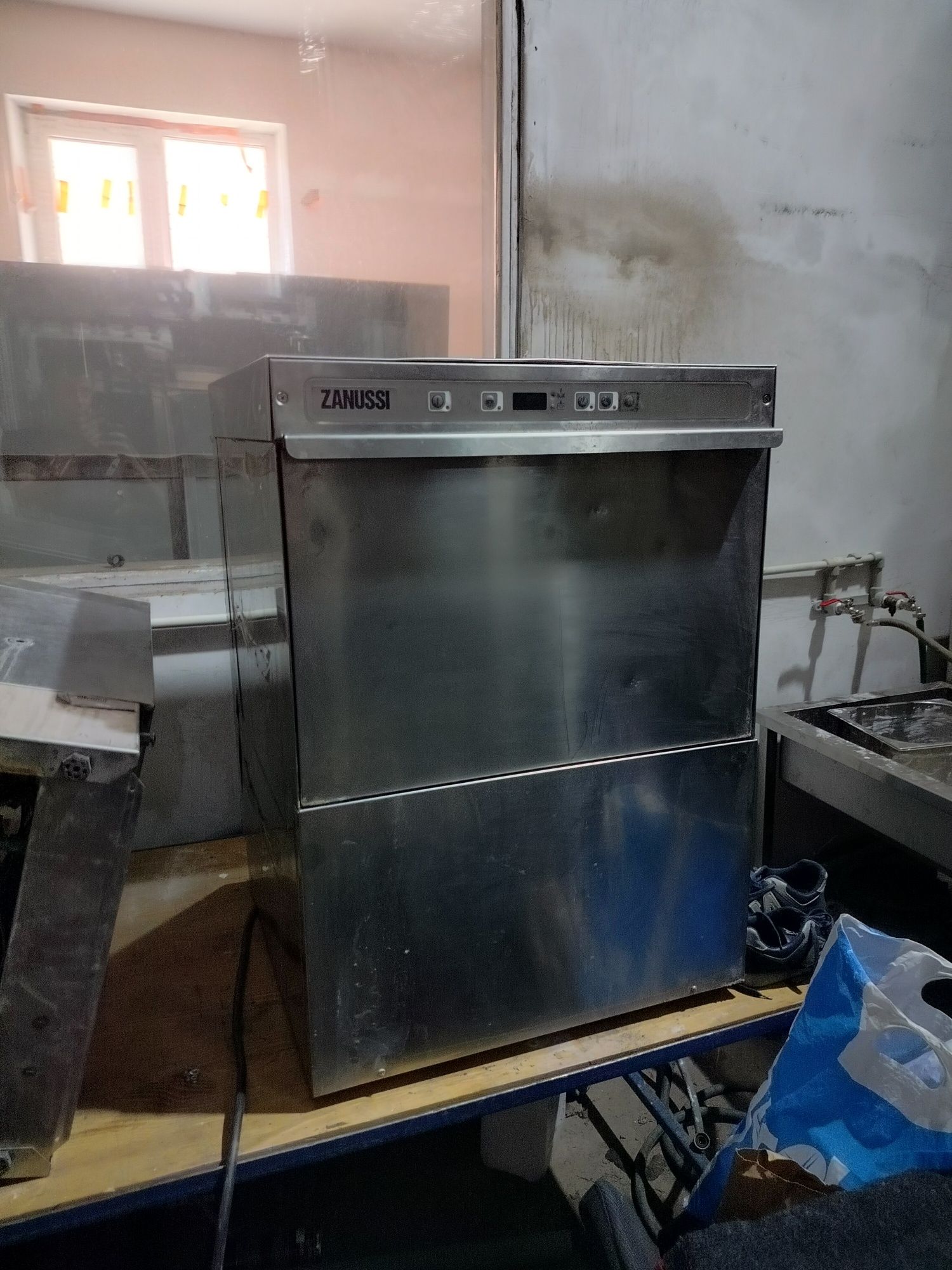Посудомийка Zanussi NUC1