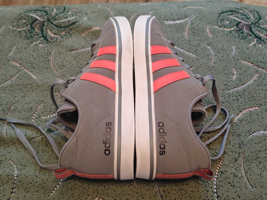 Кроссовки Adidas (оригинал) фирменные размер-44 стелька- 28см.