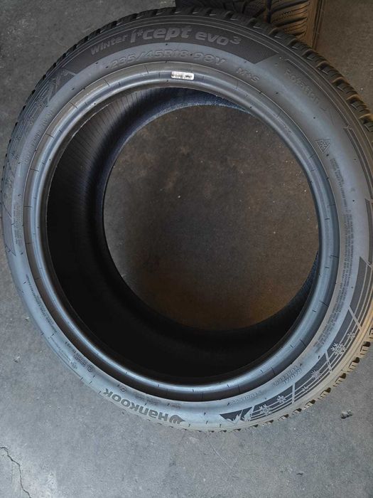 R18 235 45 зимові шини у відмінному стані Hankook Winter