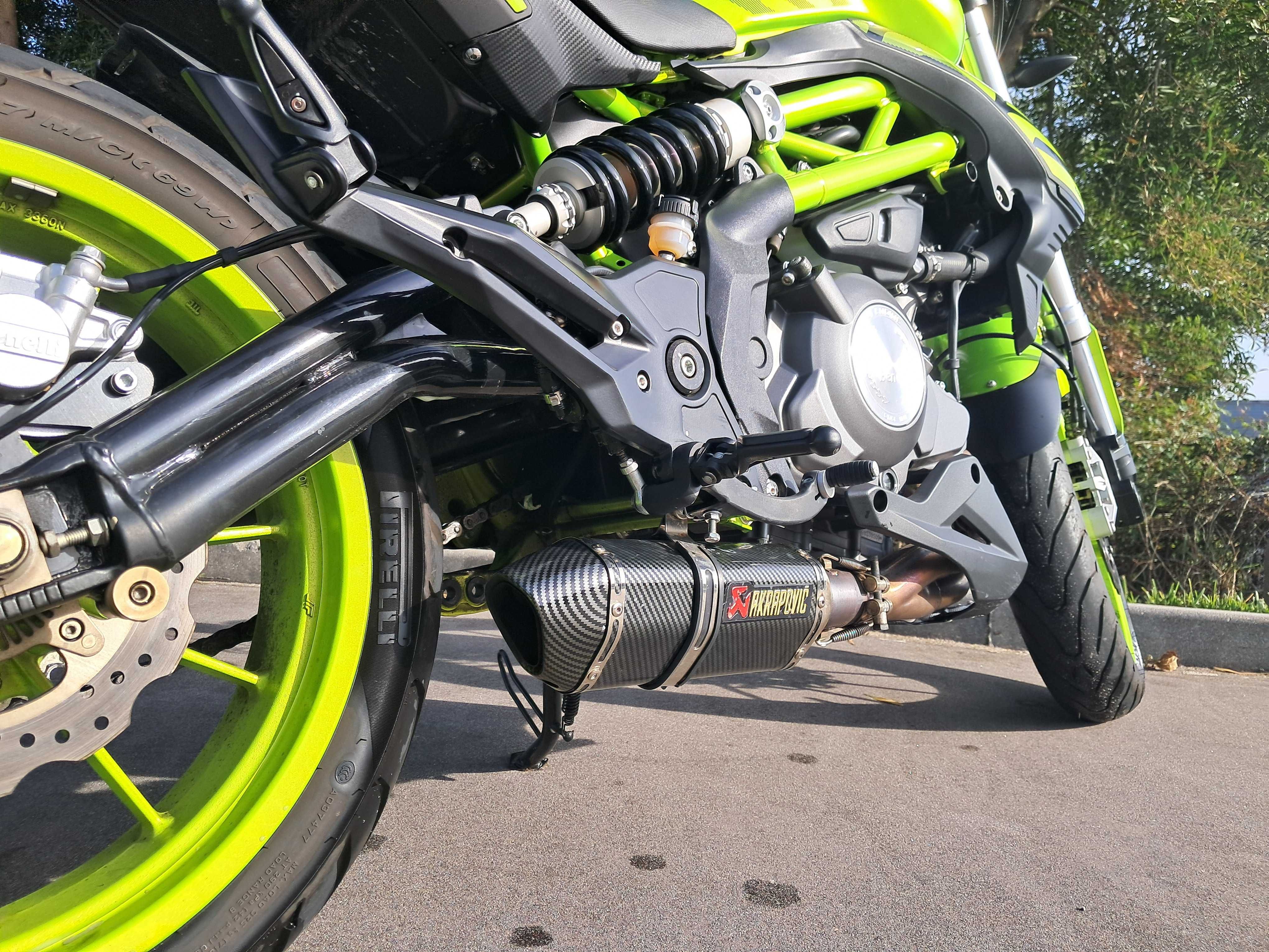 Benelli 302s remonta por carro