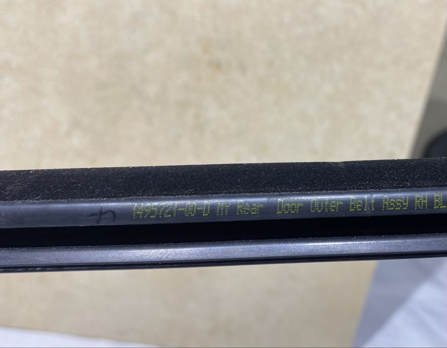 Tesla Model Y молдинг дверки задньої правої