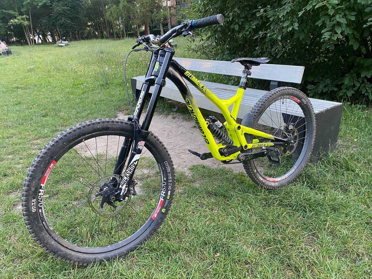 commencal supreme v4 DH 27.5 vivid