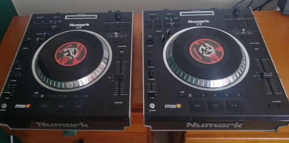 Duas  Controladoras Numark V7  Direct Drive.  O Mixer Gemini é Grátis