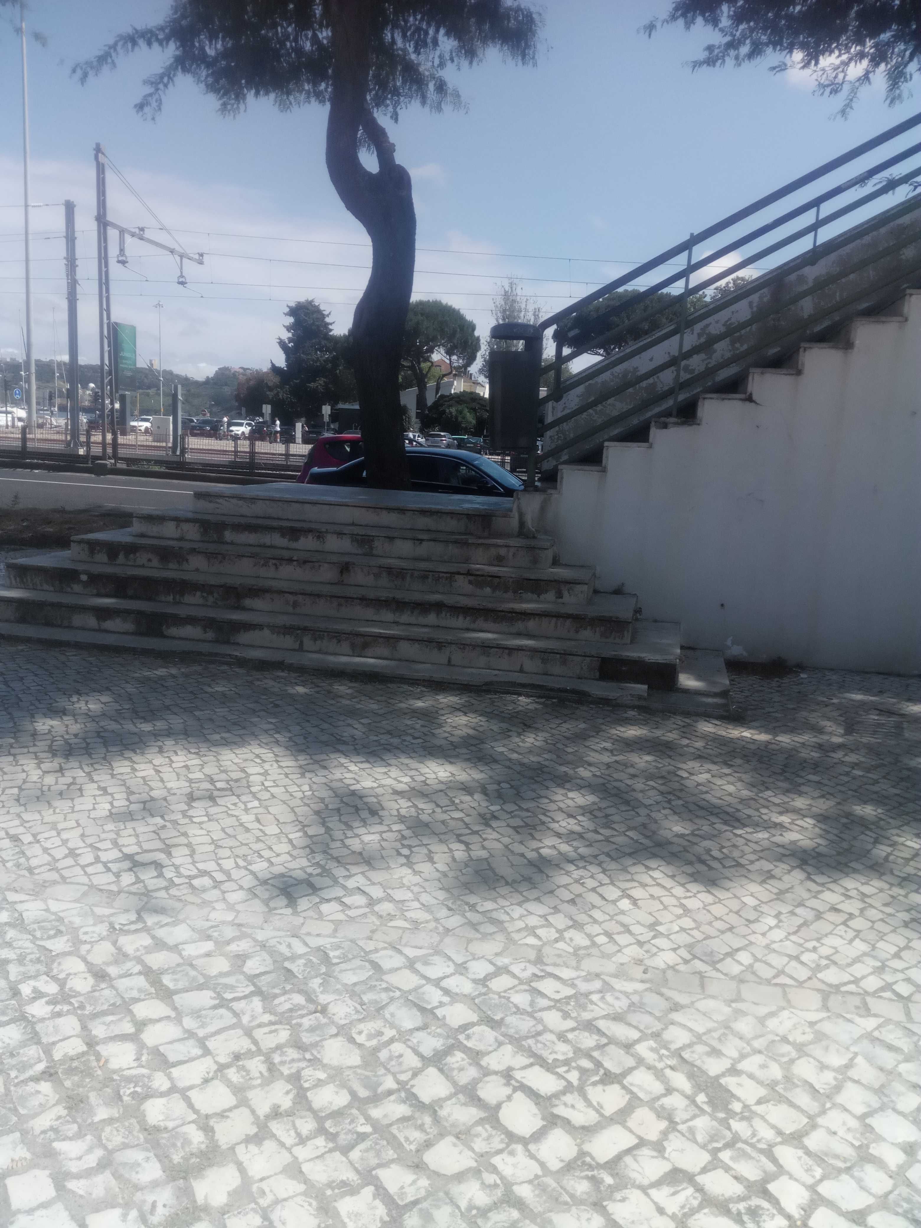 Roulote bar em funcionamento na zona da Torre de Belém  Lisboa