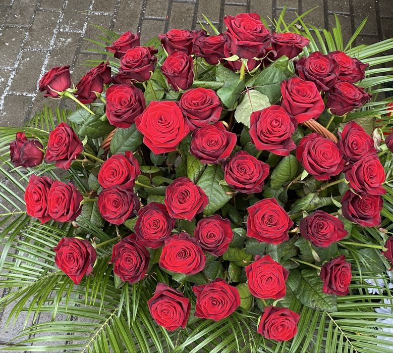 Вінок із живих троянд корзина із живих квітів