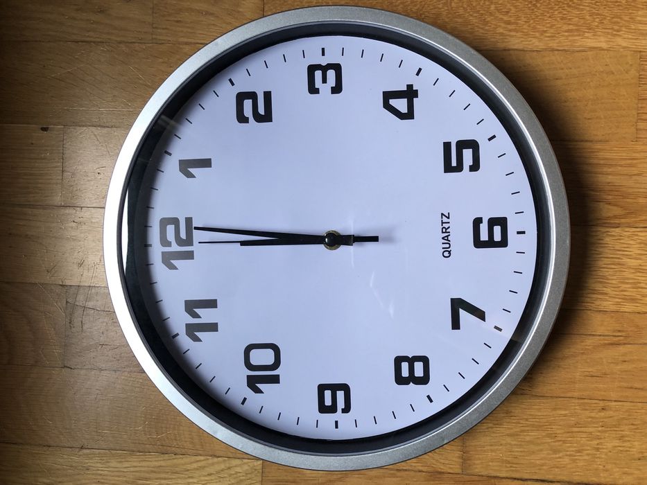 Zegar ścienny srebrny
