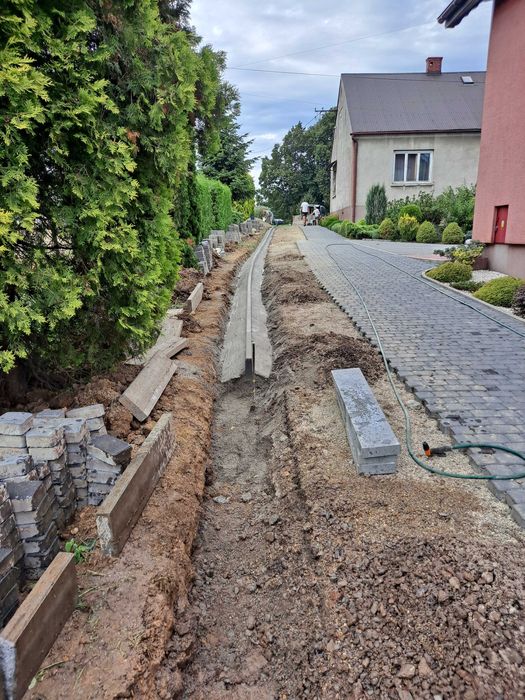 Układanie przekładanie starej pozapadanej kostki brukowej brukarstwo