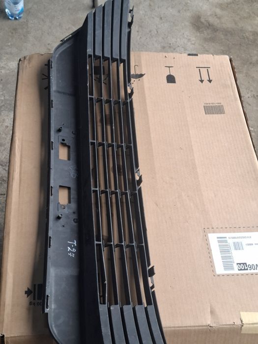 Toyota avensis t27 fl 11 - решітка середня решітка бампера передній 53