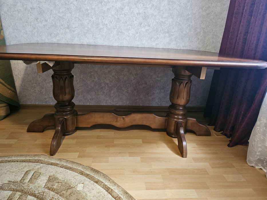 Стіл дерев'яний для обіду