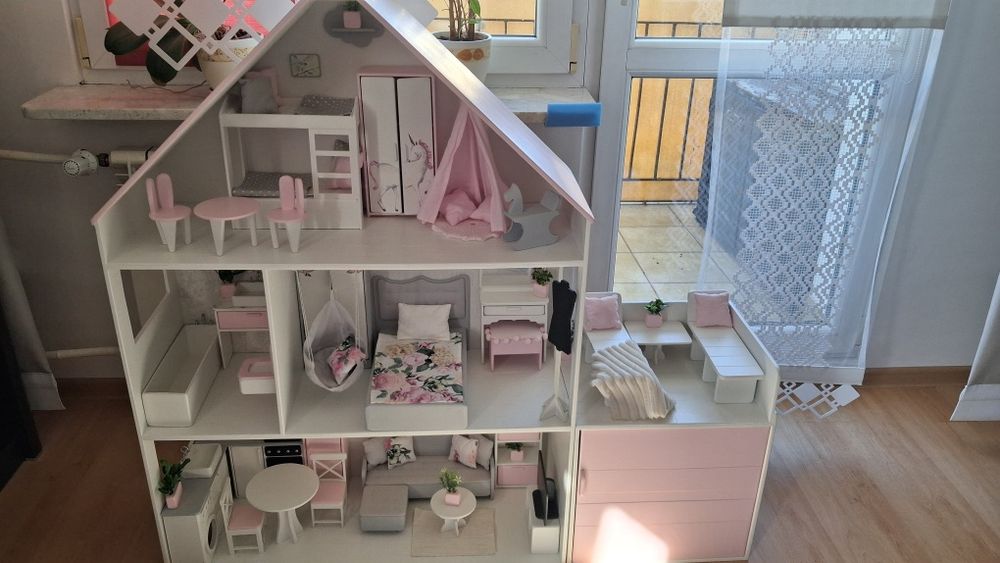 Duży drewniany domek dla lalek