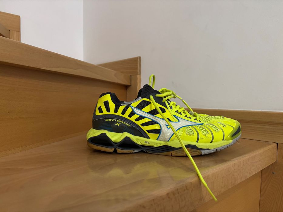 Mizuno Wave Tornado 41 игровые зальные кроссовки волейбольные яркие