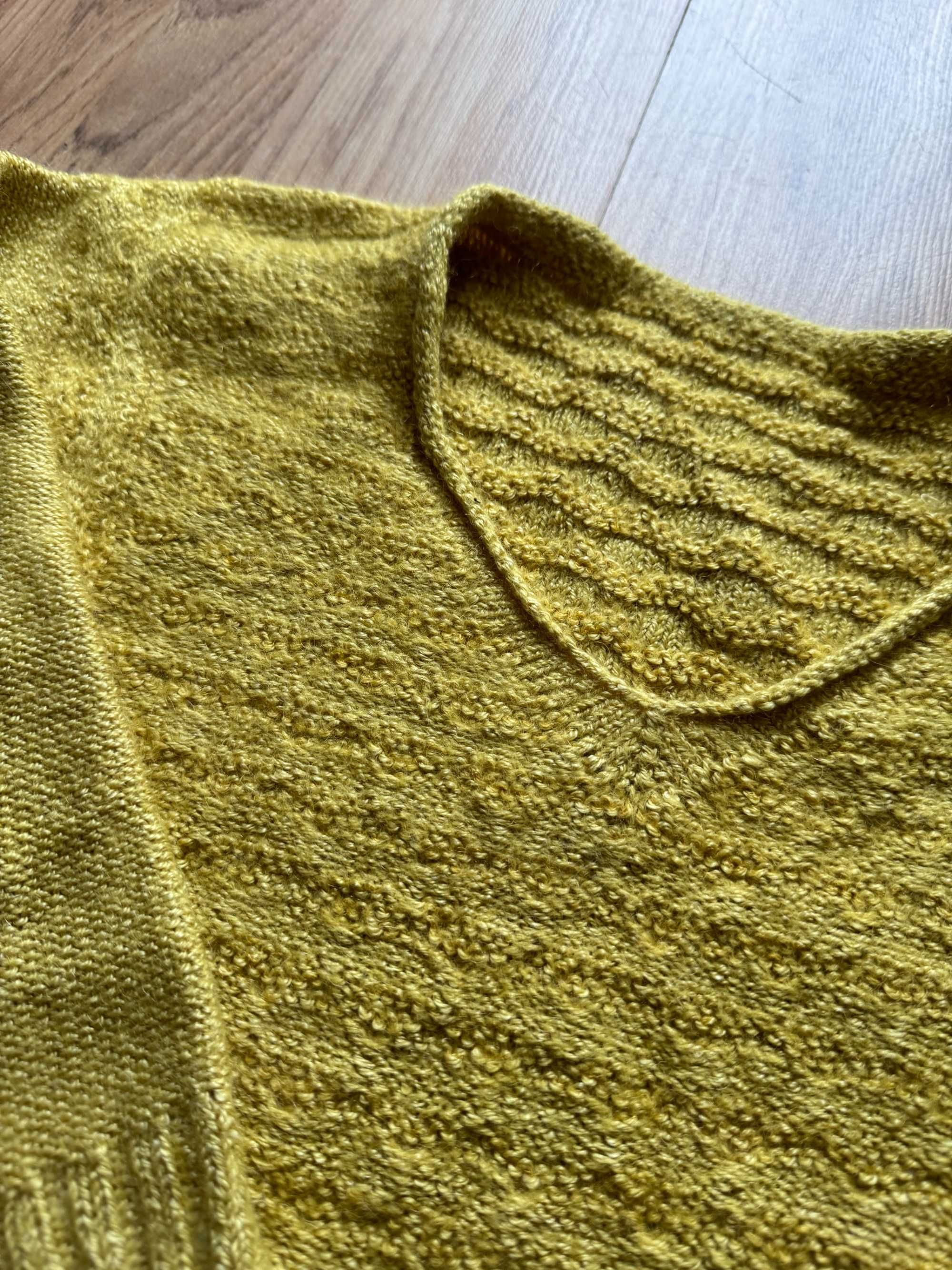 Sweter sweterek wełna musztardowy bluza dekolt w serek S /m