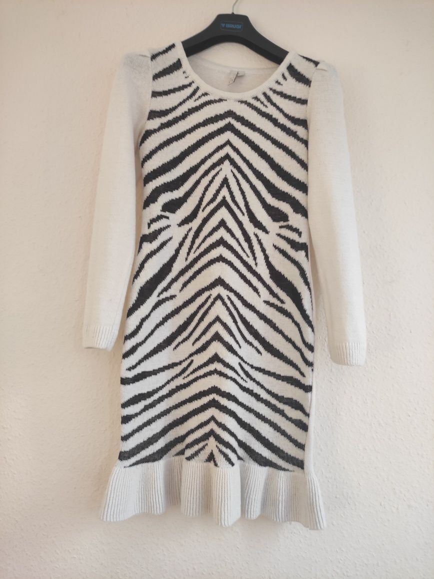 Sweterkowa sukienka zebra