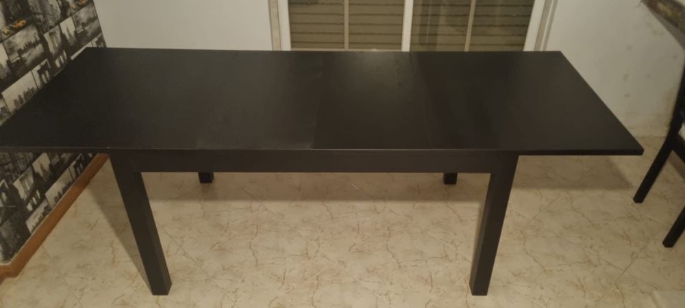 Mesa de jantar de côr preta