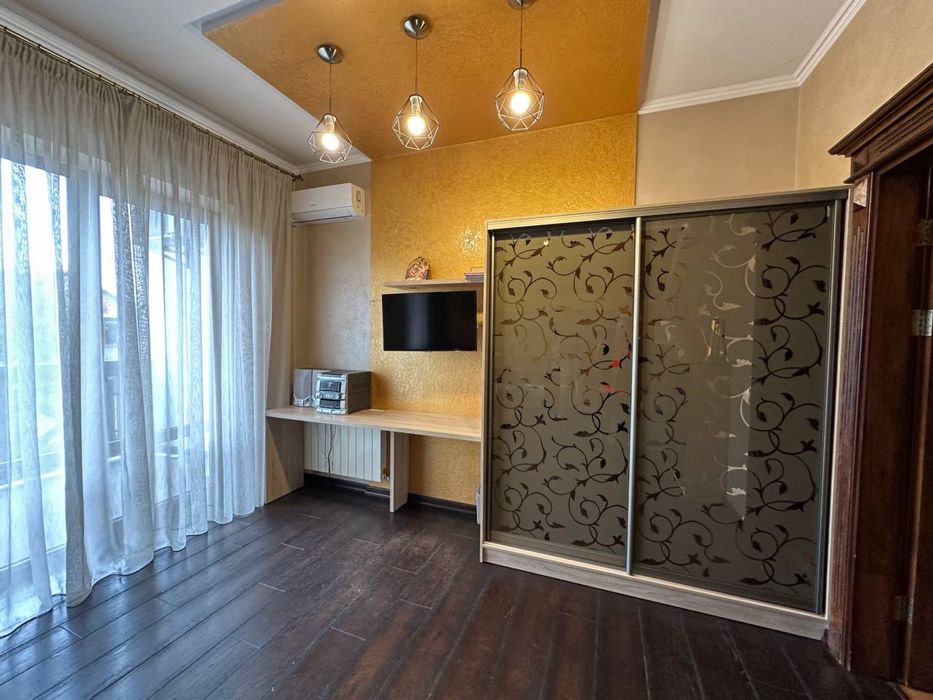 Елітний будинок з басейном , сауною , спортзалом біля Міського Озера