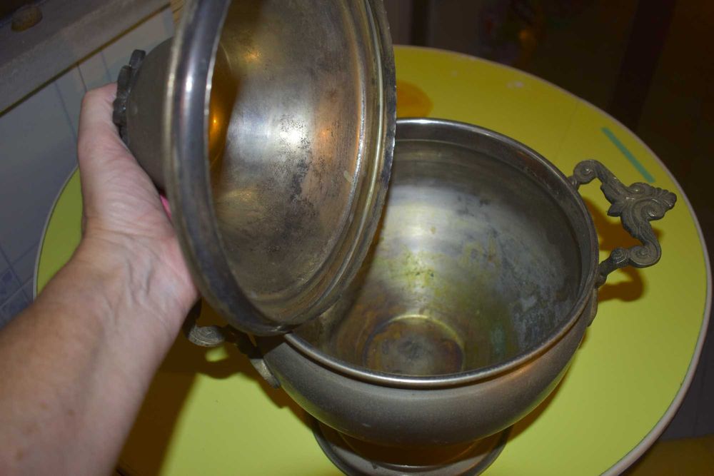 Taça decorativa vintage em metal com tampa