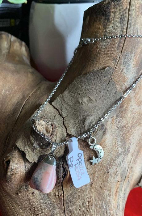 Colar com a pedra Selenite e com vários cristais e pedras