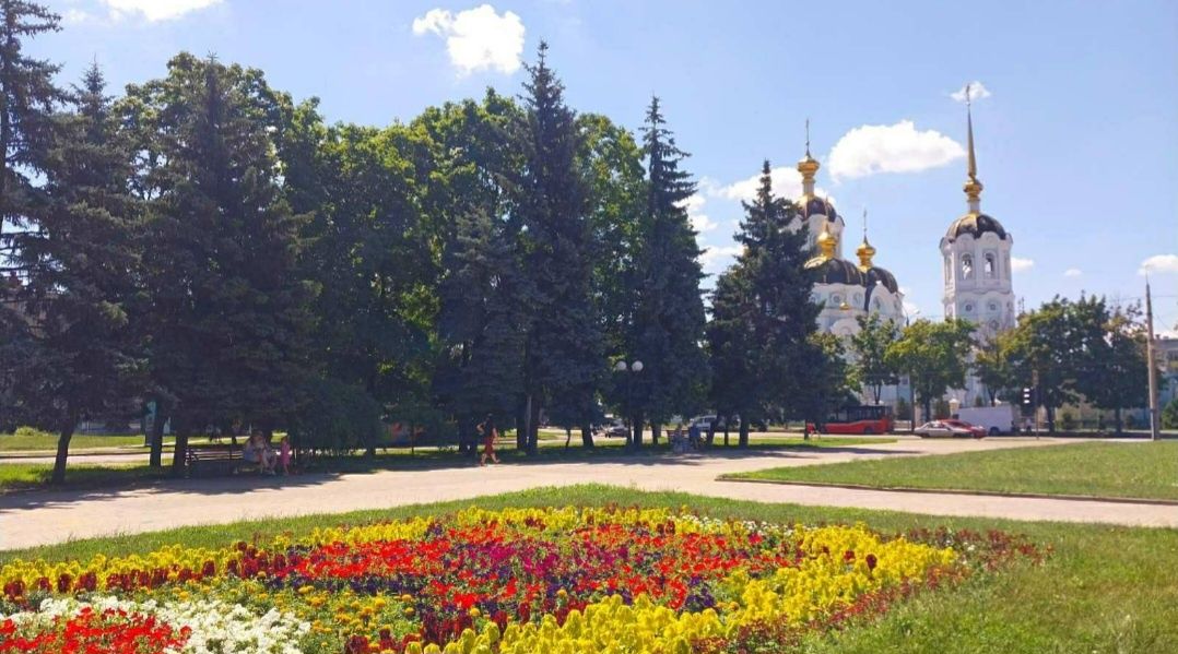 Сдам отличную гостинку напротив Рынка ХТЗ! Метро 15 минут.
