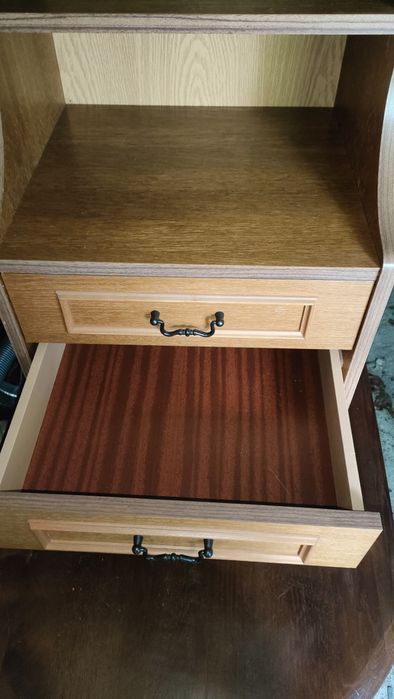 Drewniana szafka z szufladami