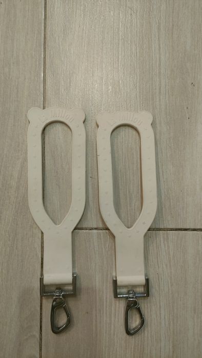 Białe zaczepy mocujące do wózka La Millou