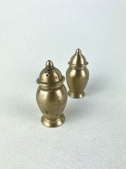 Mosiężne przyprawniki solniczka i pieprzniczka