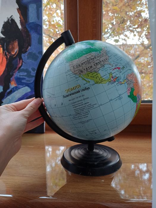 Глобус середнього розміру