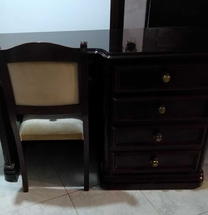 Escrivaninha em madeira trabalhada