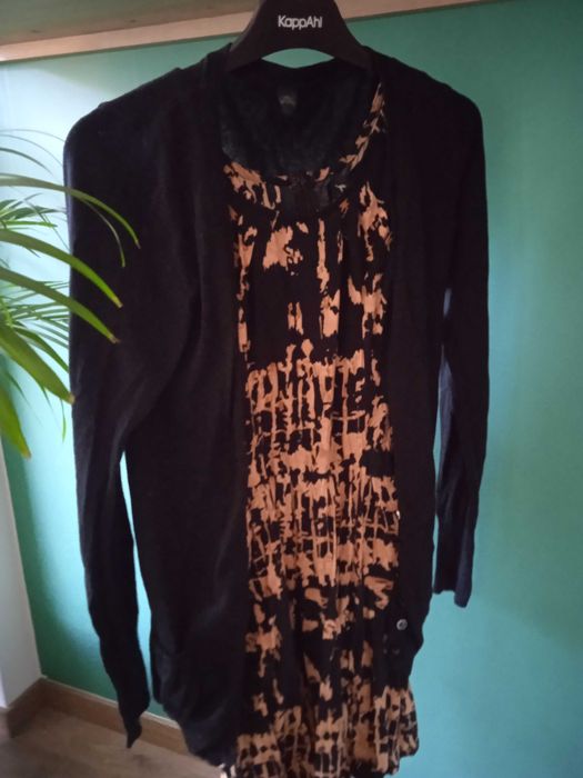 Dłuższy sweterek na guziki 34/36 czarny sweter klasyczny z kieszonkami