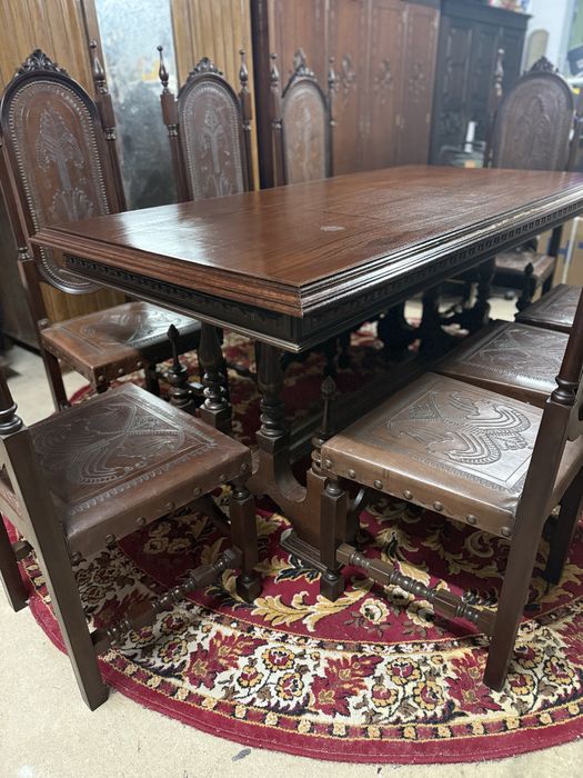 Mesa de jantar e 8 cadeiras